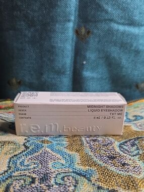 r.e.m. beauty Midnight Shadows Liquid Eyeshadow - TXT ME